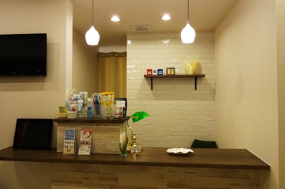 ①外観②待合室③受付