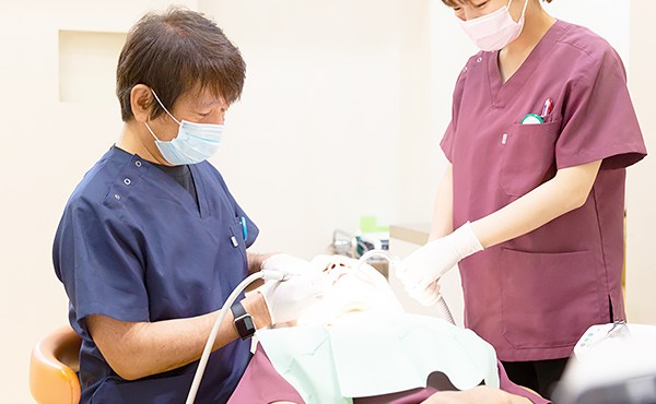 ①外観②治療風景③診療室