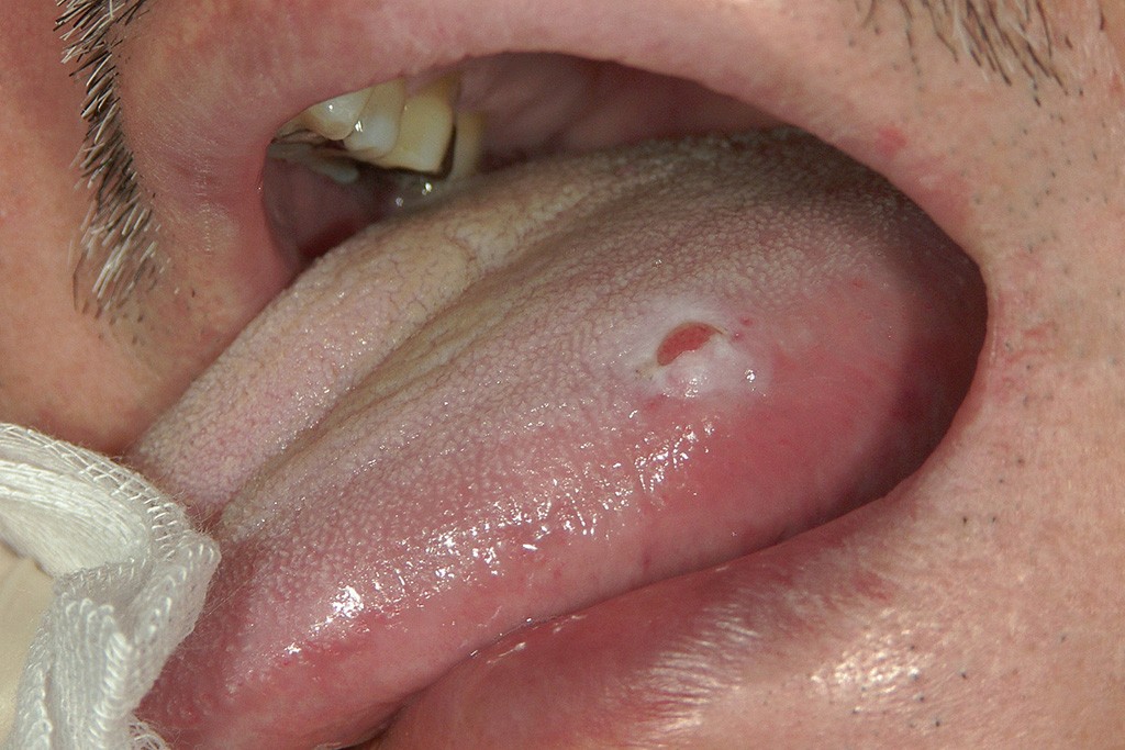 お口の内外に生じるさまざまな疾患の診断と治療を行っています