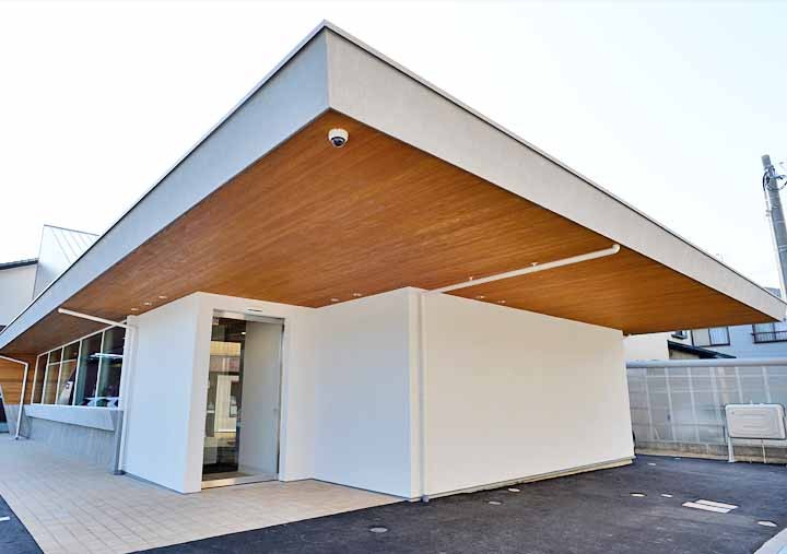 患者様が雨で濡れないよう配慮された軒下です