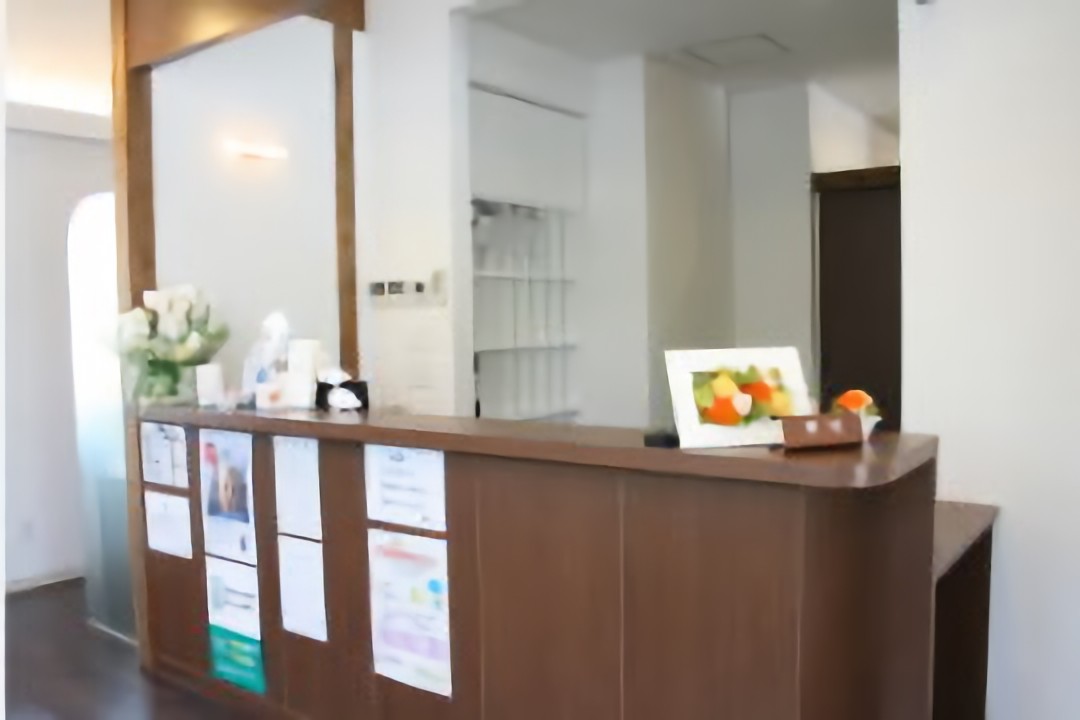 ①医院入口②受付③待合室