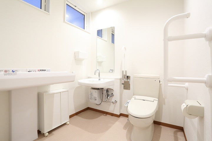 院内の多目的トイレにはおむつ交換台がございます