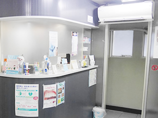 ①外観➁受付③待合室