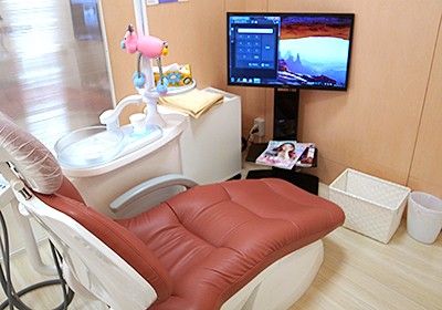 診療チェアはパーテーションで区切られています