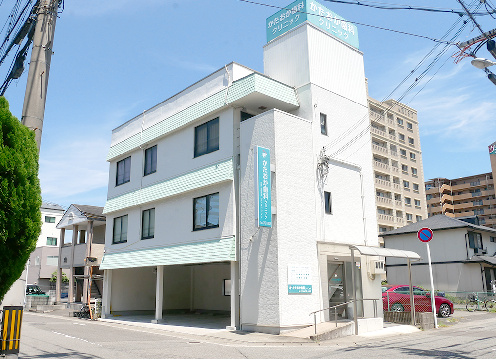 ①クリニック外観②受付③待合室