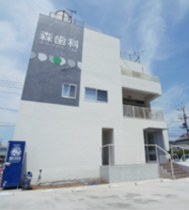 ①クリニック外観　②受付　③待合室