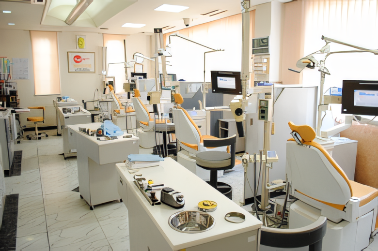 ①外観②診察室③キッズスペース