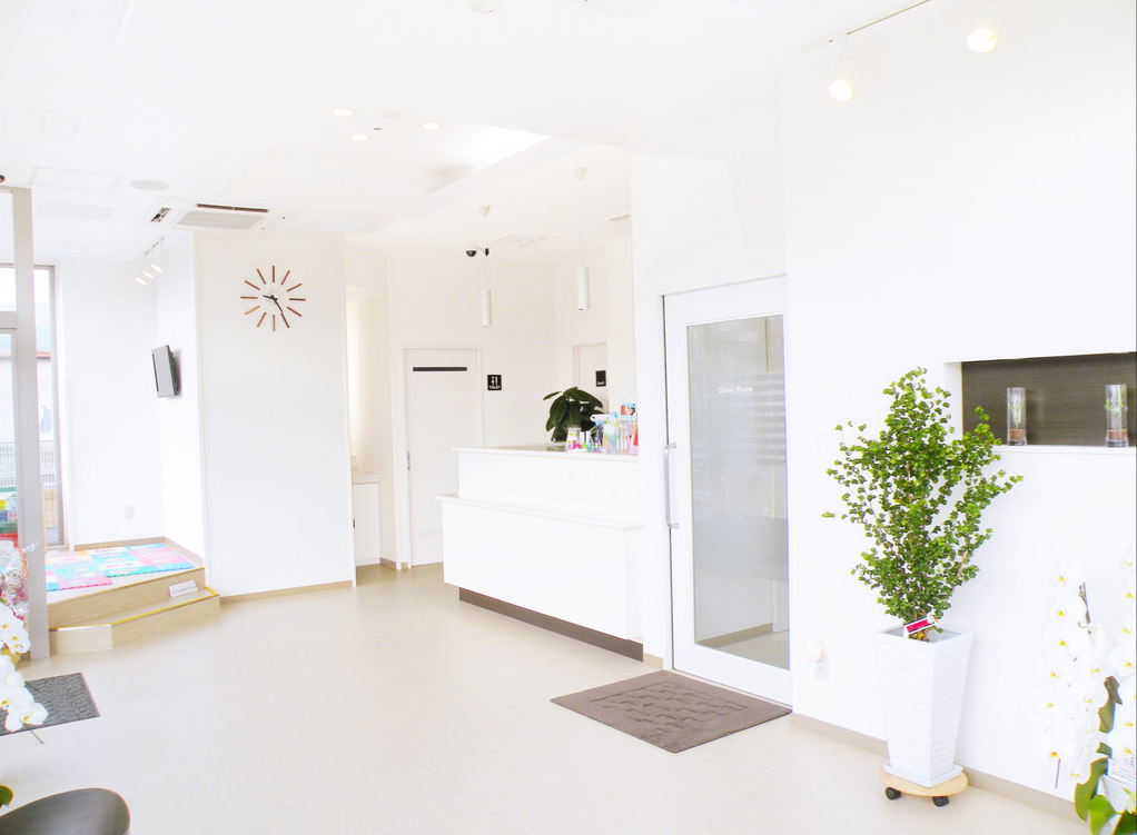 ①クリニック外観　②受付　③清潔感のある院内