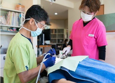 ①医院外観②待合室③治療の様子