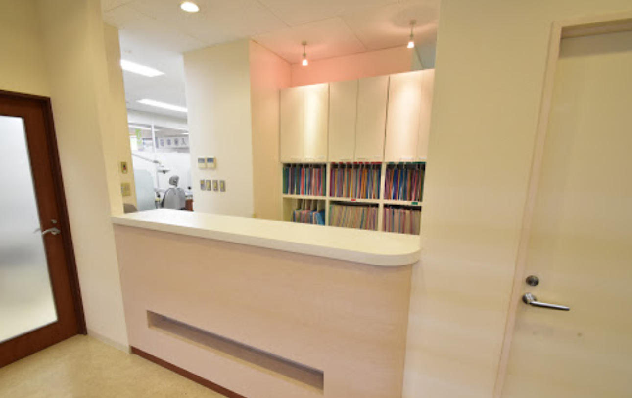 ①クリニック外観　②受付　③待合室