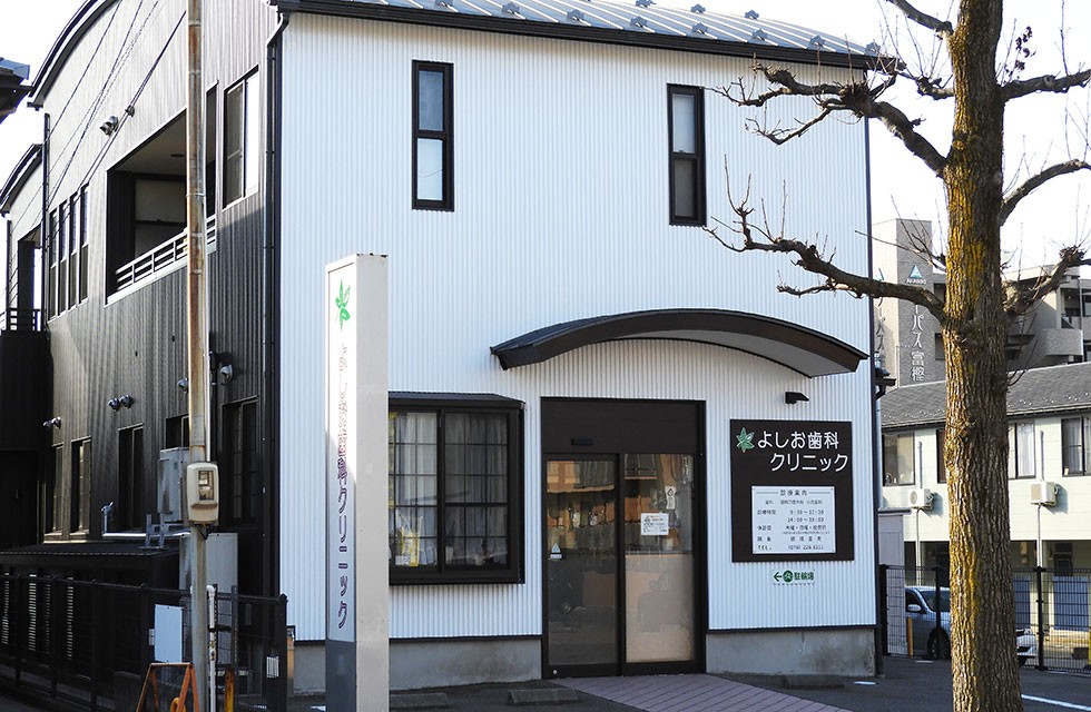 院に向かって右側に専用駐車場がございます