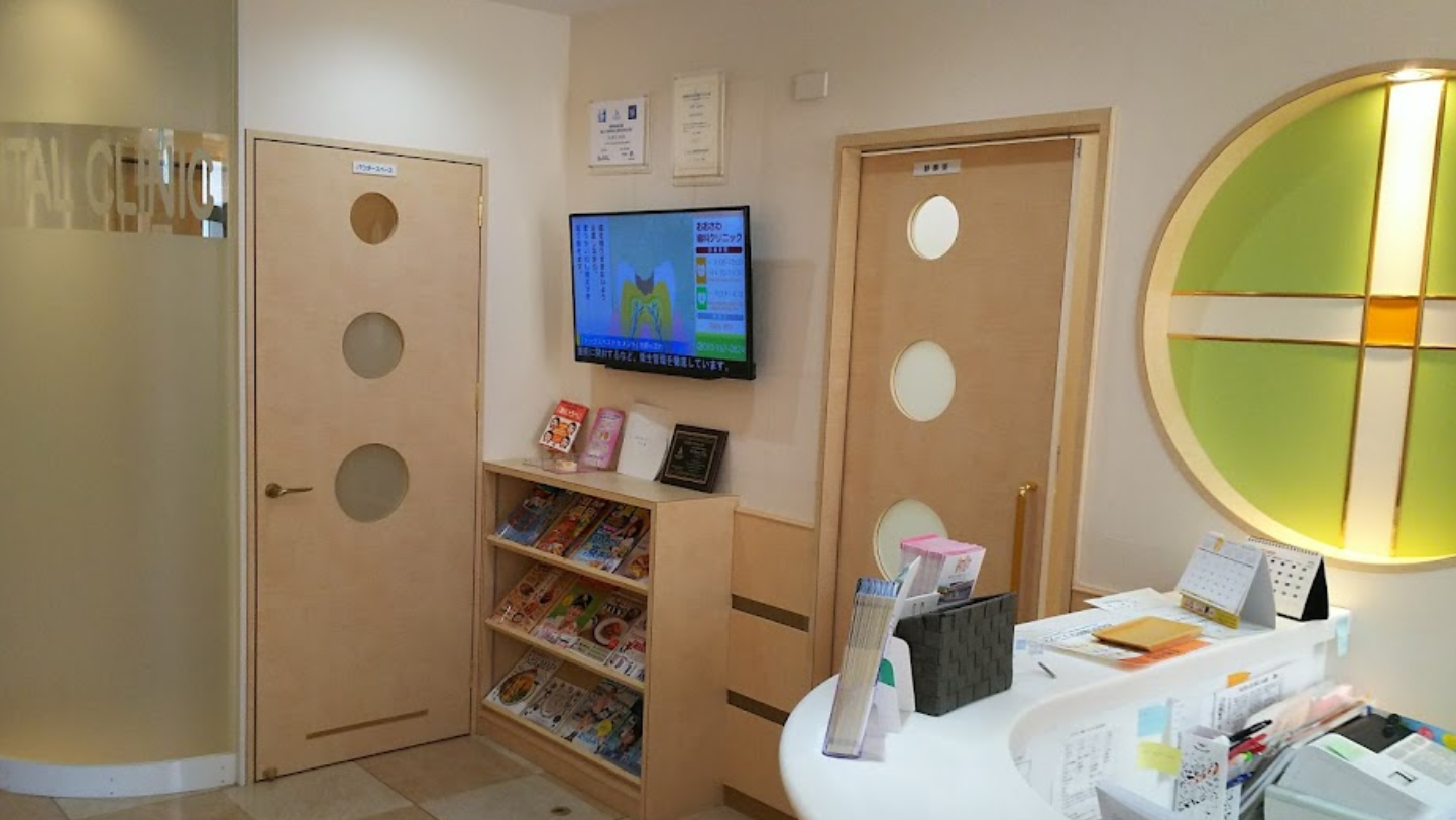 ①クリニック外観　②受付　③待合室