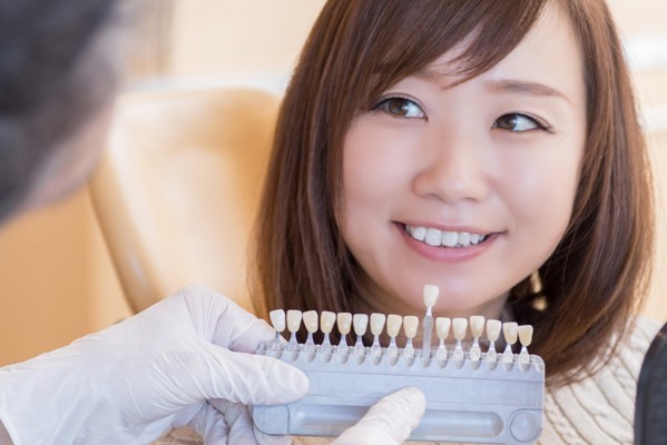 口元の印象が変わることで、笑顔をより明るく見せたい方にも選ばれています