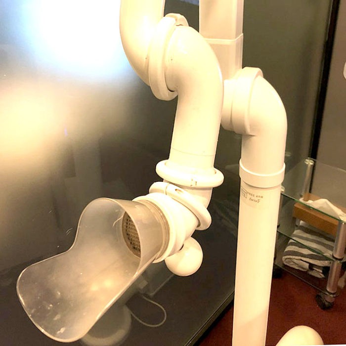 治療時の飛沫を吸入する機器です