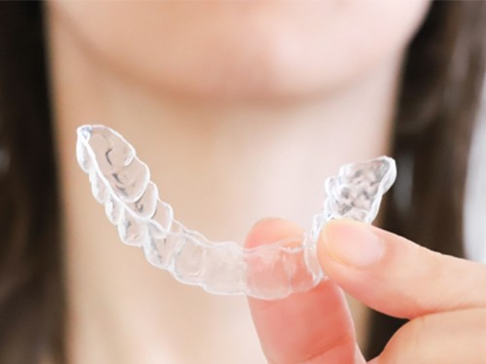透明で目立ちにくいマウスピース矯正を採用しています