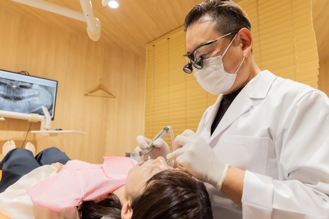 小さな違和感の段階で相談することが、負担の少ない治療と歯の長期保存につながります。※写真はイメージです。