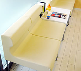 ①受付②待合室③診療スペース