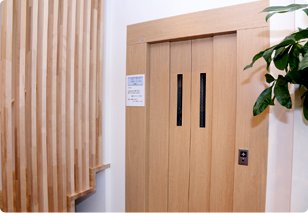 院内にエレベーター完備