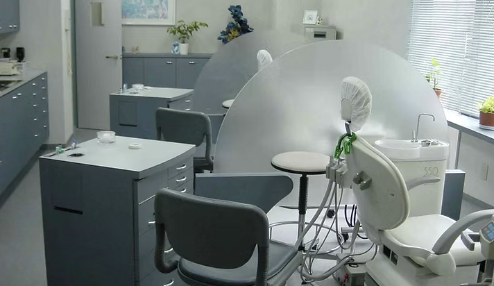 ①診療室、②治療のイメージ、③ユニットイメージ