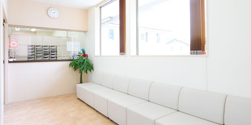 ①クリニック外観　②受付・待合室　③診療室