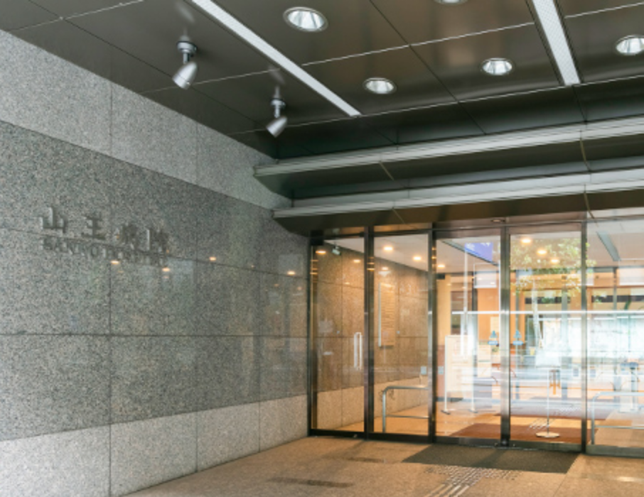 ①ロビー②外観③受付