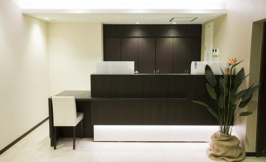 ①診療室②待合室③受付