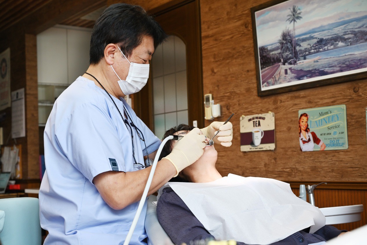 単に歯を補うだけでなく、噛み合わせやお口全体の調和まで考えた治療を行っています。