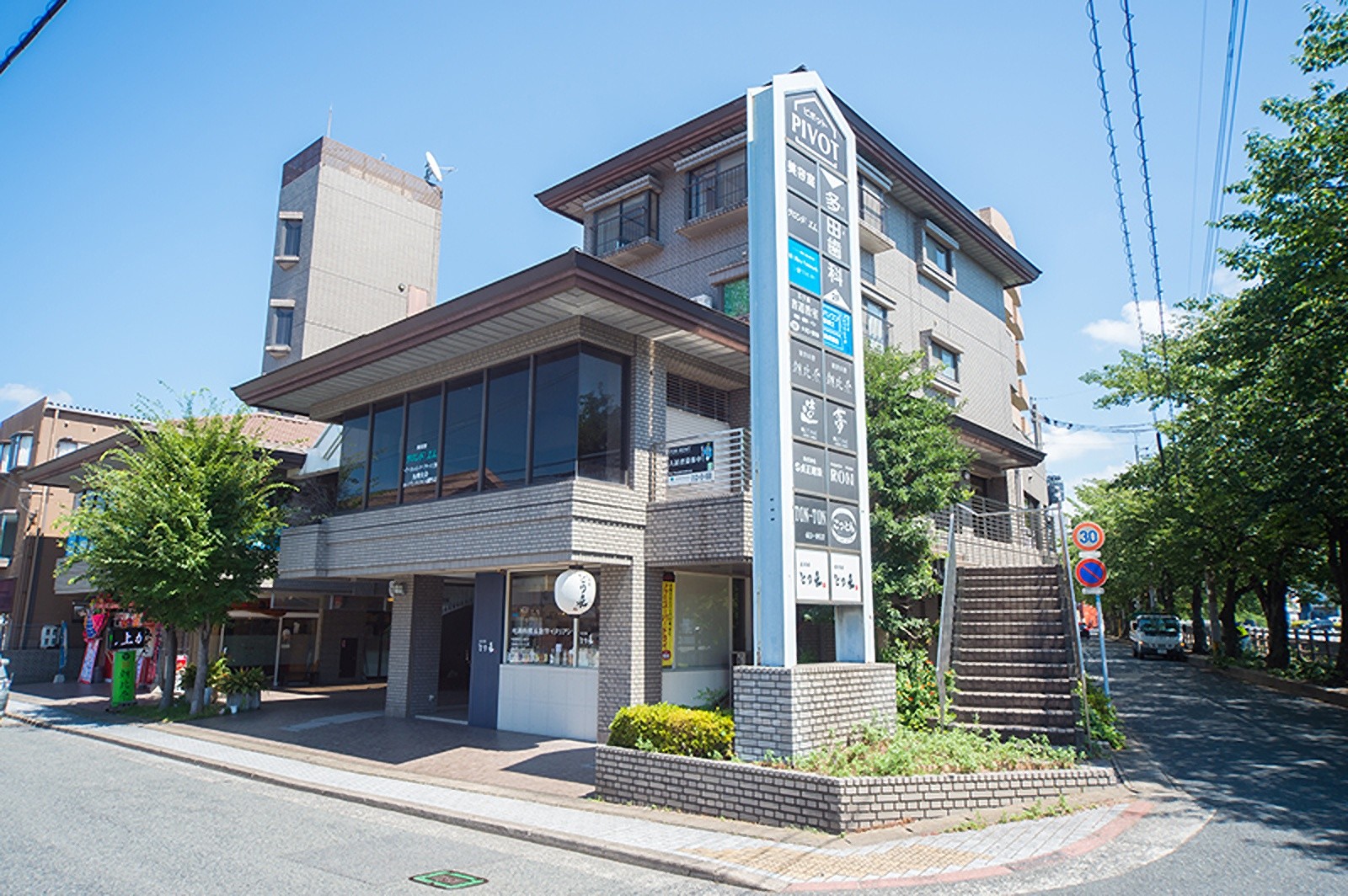 医院裏手には駐車場も用意されています