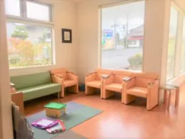 ①医院外観②待合室③院内風景