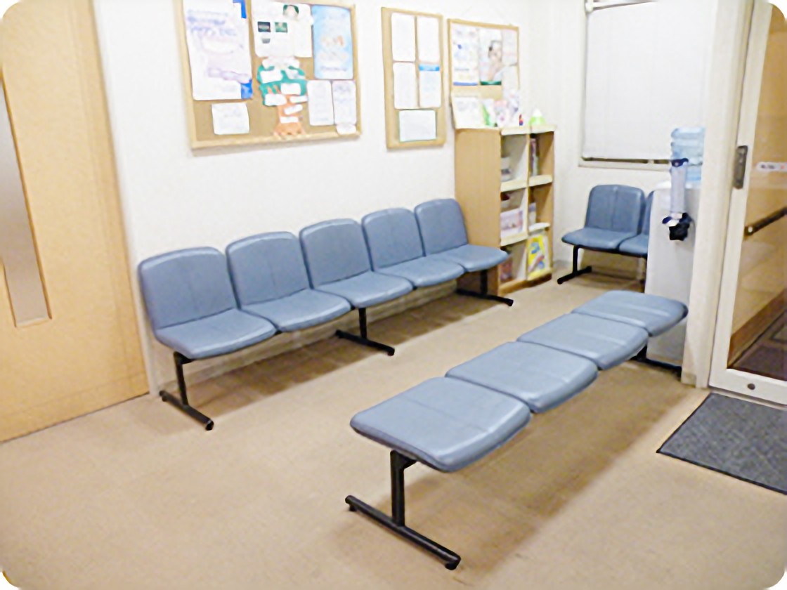①医院外観②受付③待合室