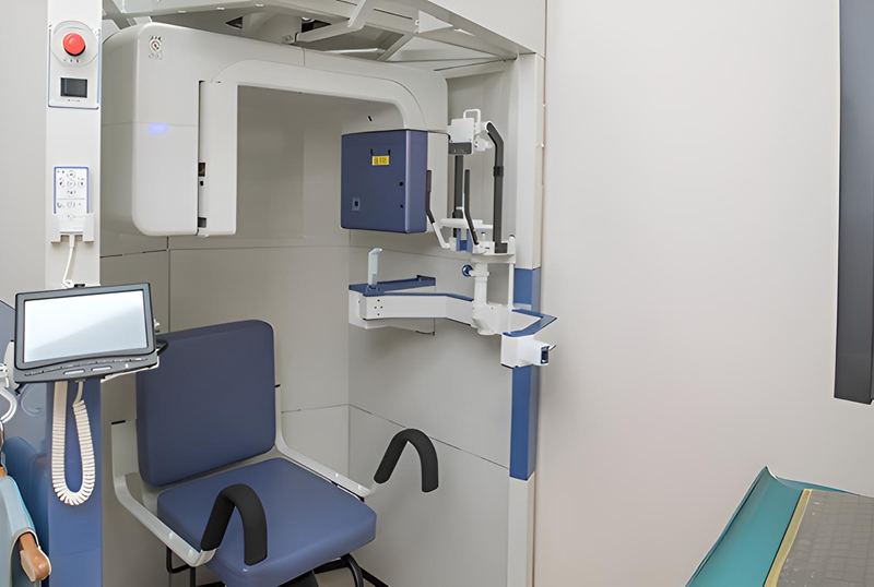 ①クリニック外観②診察風景③レントゲン機器