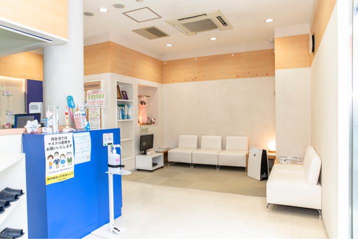 ①クリニック外観②受付③待合室