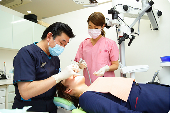 麻酔を打つ前に表面麻酔で、刺す時の痛みを軽減します。