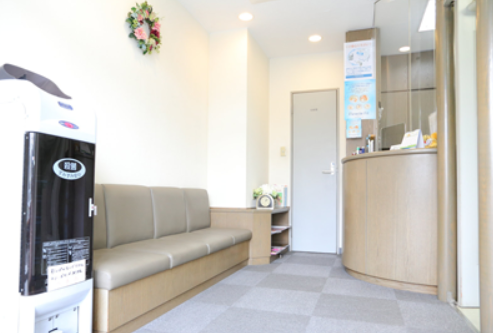 ①クリニック外観②待合室③診療室