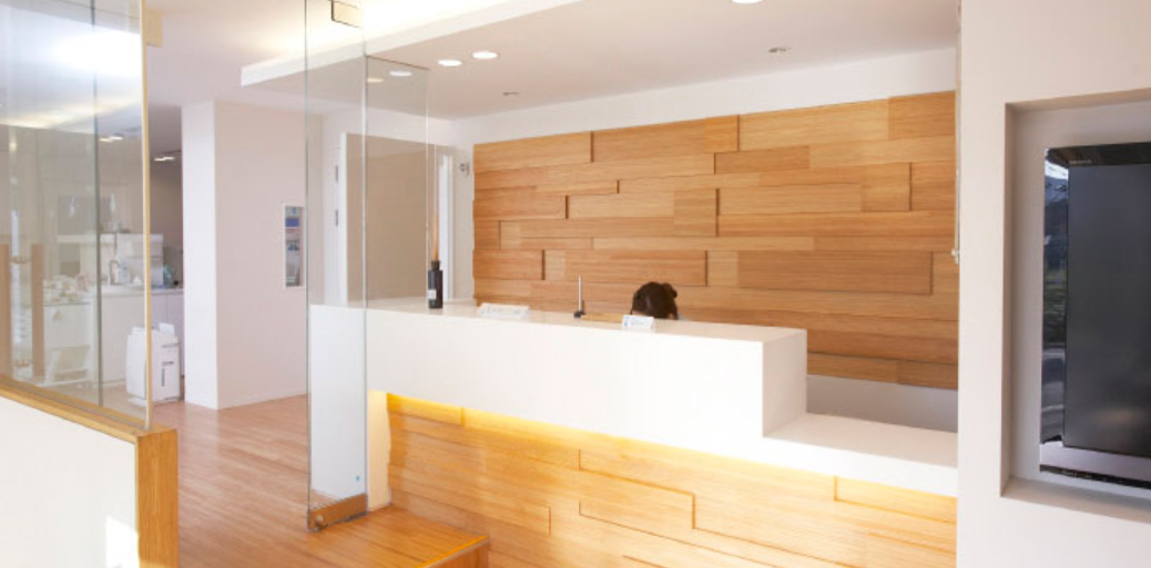 ①クリニック外観　②受付　③待合室