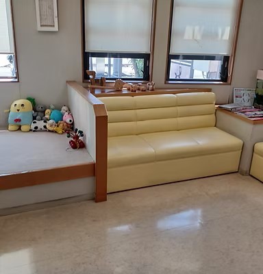 ①クリニック外観②受付③待合室