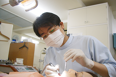 20年以上の経験と実績のある歯周病専門医が担当します