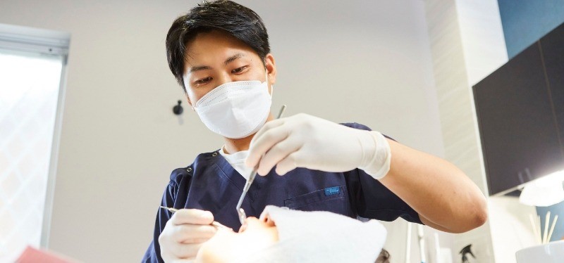 歯科医師と国家資格を持つ歯科衛生士、患者様が連携しながら歯周病治療を進めています。