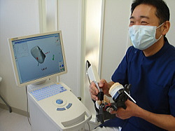 院長の吉田 成利