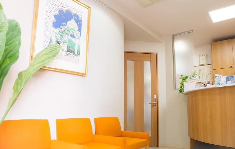 ①クリニック外観②待合室③診察室