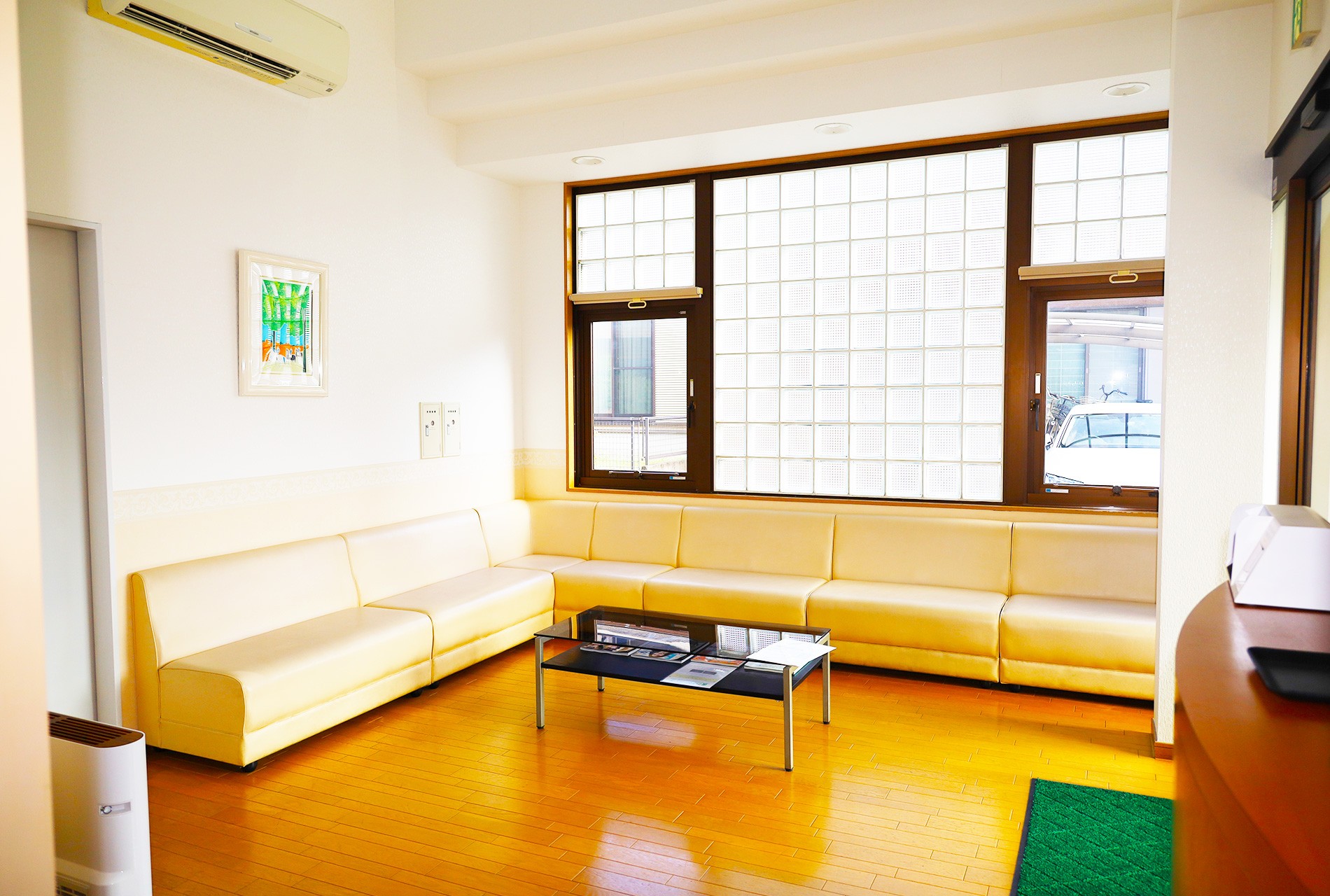 ①医院外観 ②医院イメージ ③待合室