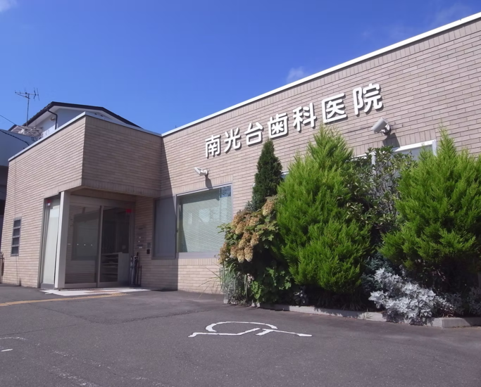 ①医院外観　②院内風景　③診療風景