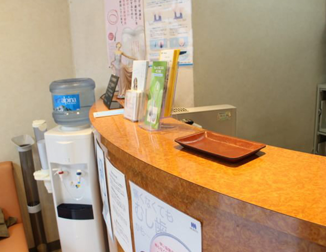 ①クリニック外観　②受付　③待合室