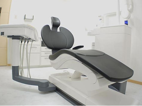 ①クリニック外観　②受付　③診察室