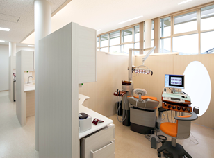 【豊橋医療センター停留所から徒歩5分・駐車場完備】歯周病治療に専門的に取り組むTZデンタルクリニック