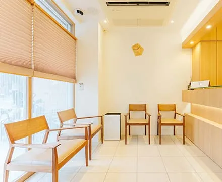 ①治療の様子、②外観、③待合室