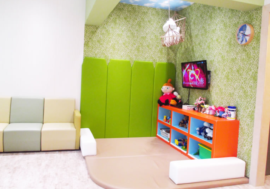 ①クリニック外観②受付③キッズスペース