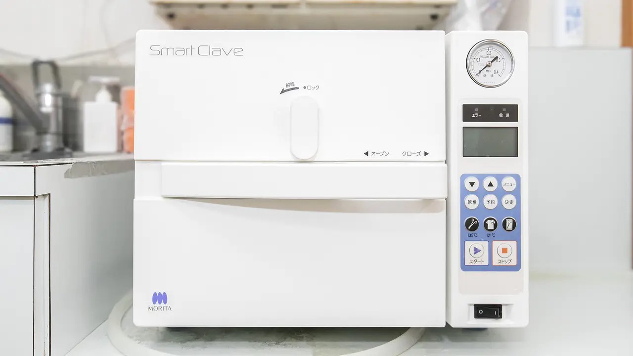 タービンやハンドピースを滅菌する機器です