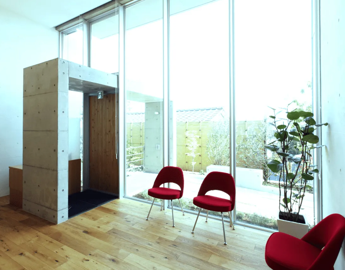 ①スマイルズ矯正歯科の待合②スマイルズ矯正歯科の外観