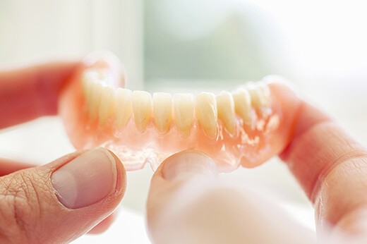 お口にぴったり合う入れ歯を制作します